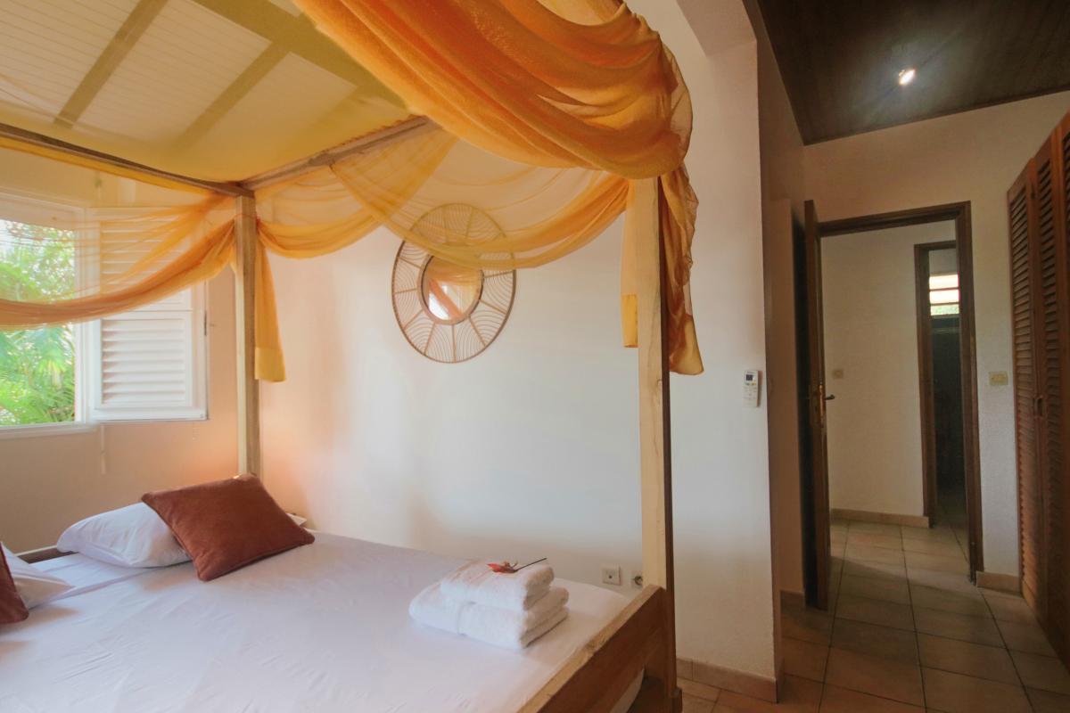 20-Location-villa-martinique_Chambre-1-vers salle d eau
